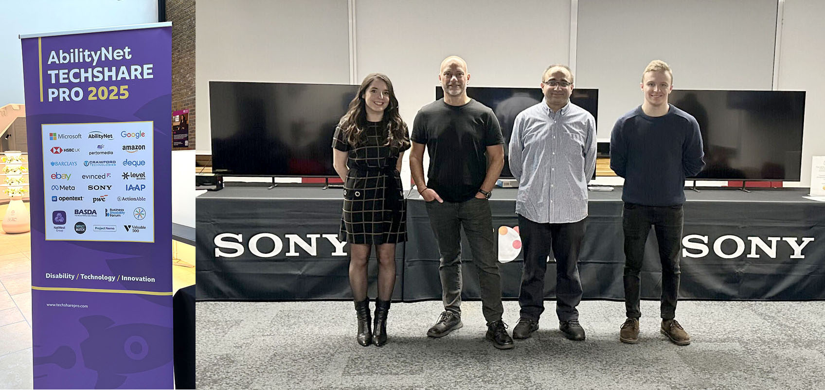 会場に設置されているTechShareProのサインとソニーブースの前で撮られた社員4人の集合写真
