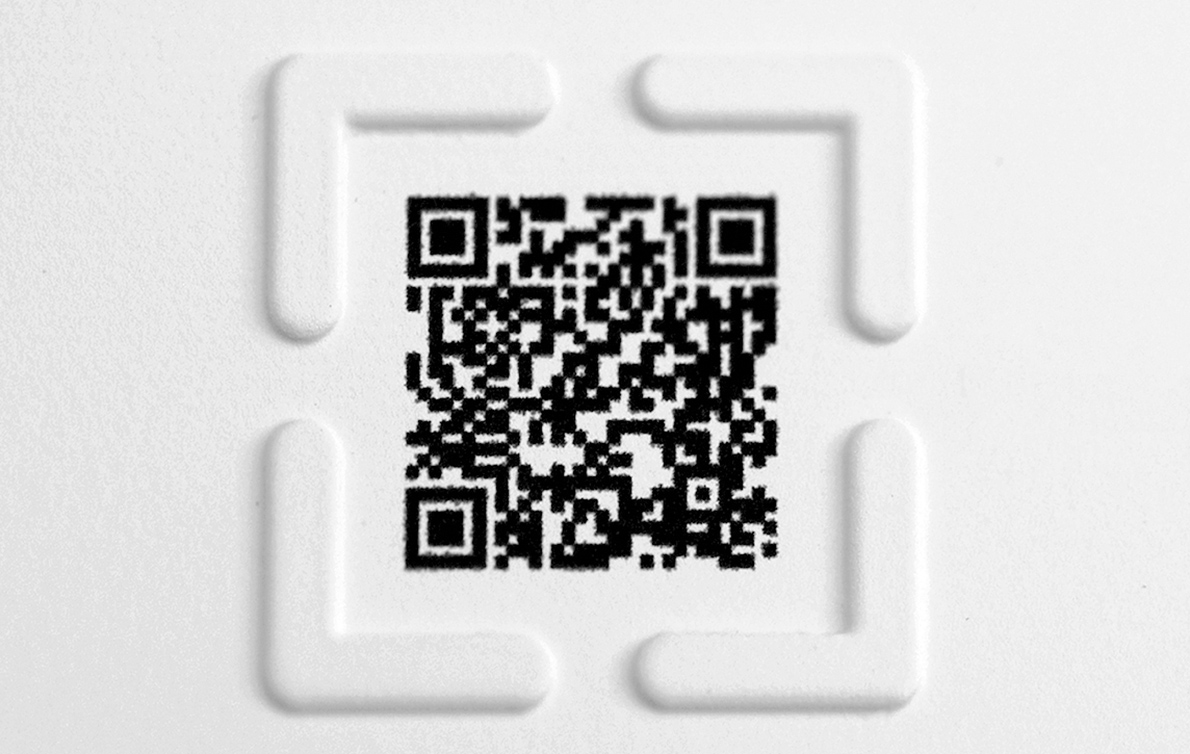 QRコード部のクローズアップ写真。QRコードは立体加工された４つのL字型のフレームで四角く囲まれている。