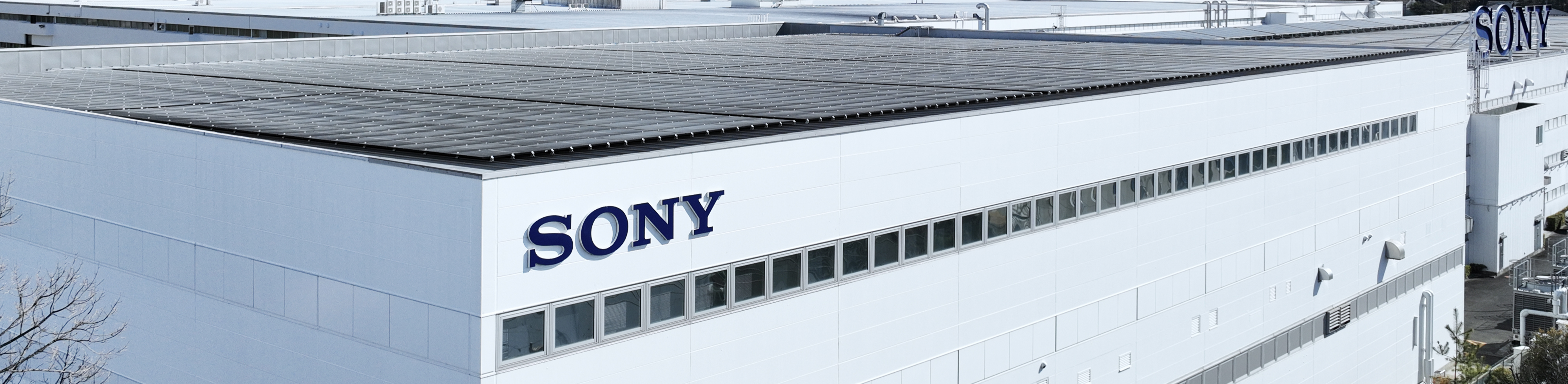屋根にソーラーパネルが載ったビル。壁面にSONYロゴが設置されている